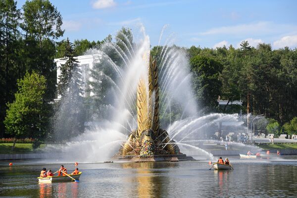 Сезон катания на лодках открылся на ВДНХ Сезон катания на лодках открылся на ВДНХ
