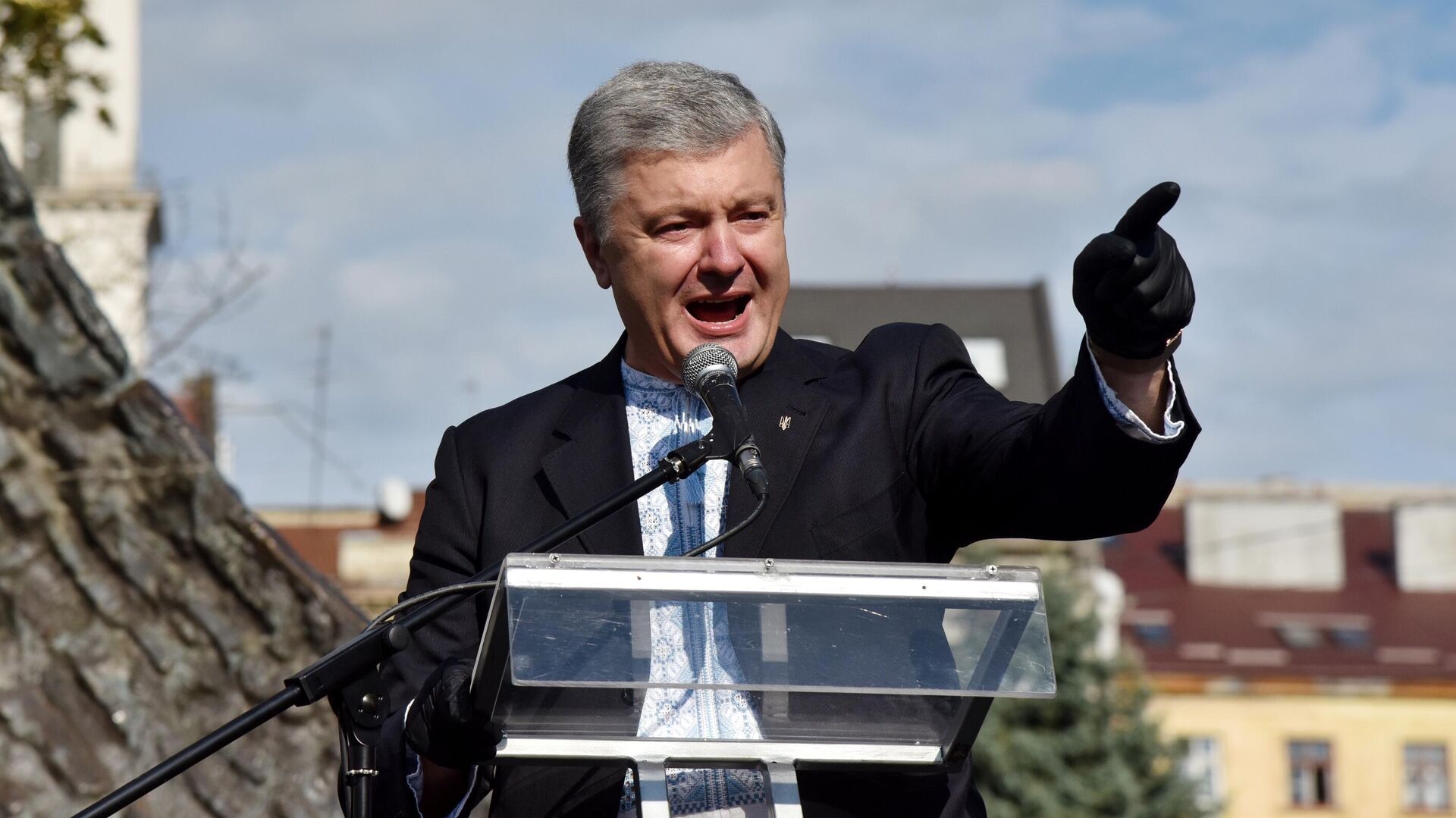 Петр Порошенко выступает во время встречи с жителями во Львове Петр Порошенко выступает во время встречи с жителями во Львове - РИА Новости, 1920, 09.10.2020