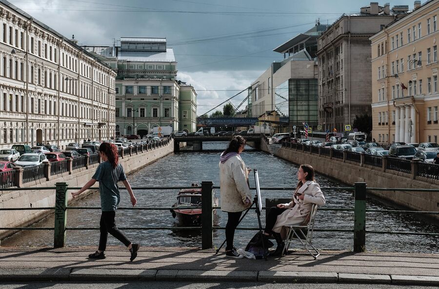 Горожане на Матвеевом мосту через Крюков канал в Санкт-Петербурге Горожане на Матвеевом мосту через Крюков канал в Санкт-Петербурге