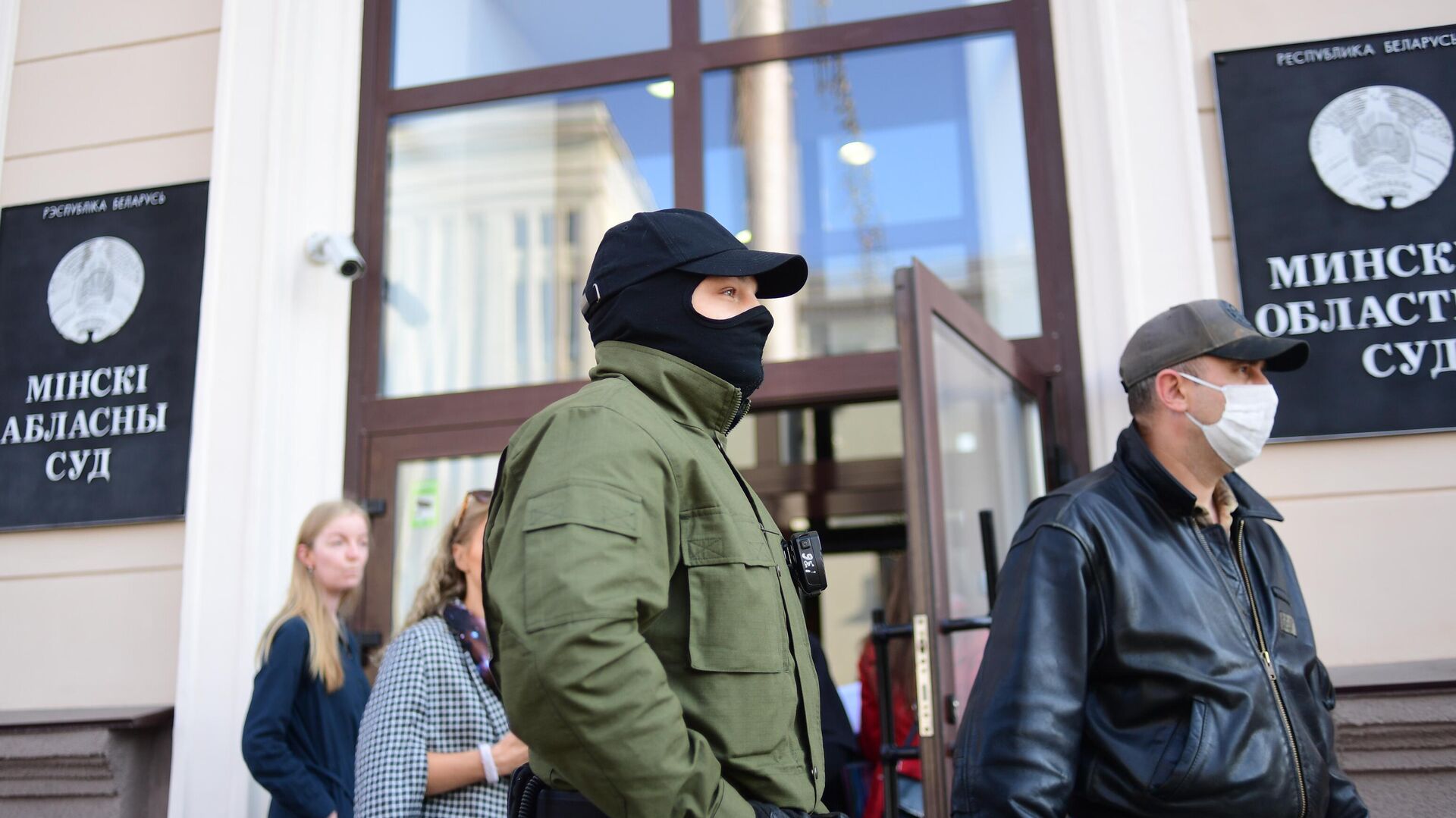 Силовики во время несанкционированного пикета в поддержку стачечного комитета Беларуськалия у здания Минского областного суда Силовики во время несанкционированного пикета в поддержку стачечного комитета Беларуськалия у здания Минского областного суда - РИА Новости, 1920, 14.09.2020