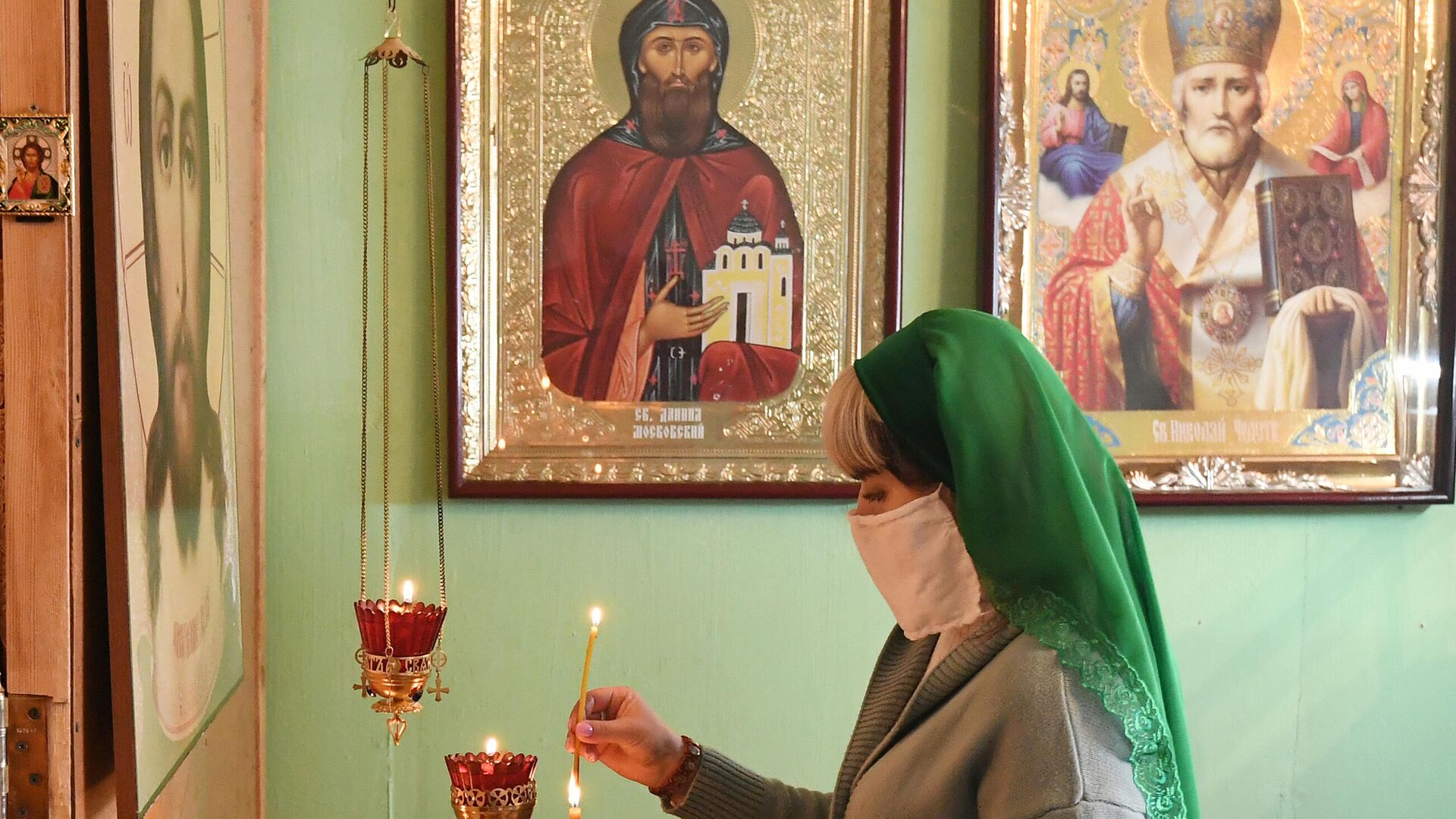 Верующая в медицинской маске во время Божественной литургии в день Лазаревой субботы в православном Храме Святаго Князя Даниила Московского в селе Бартат Красноярского кра Верующая в медицинской маске во время Божественной литургии в день Лазаревой субботы в православном Храме Святаго Князя Даниила Московского в селе Бартат Красноярского кра - РИА Новости, 1920, 12.09.2020