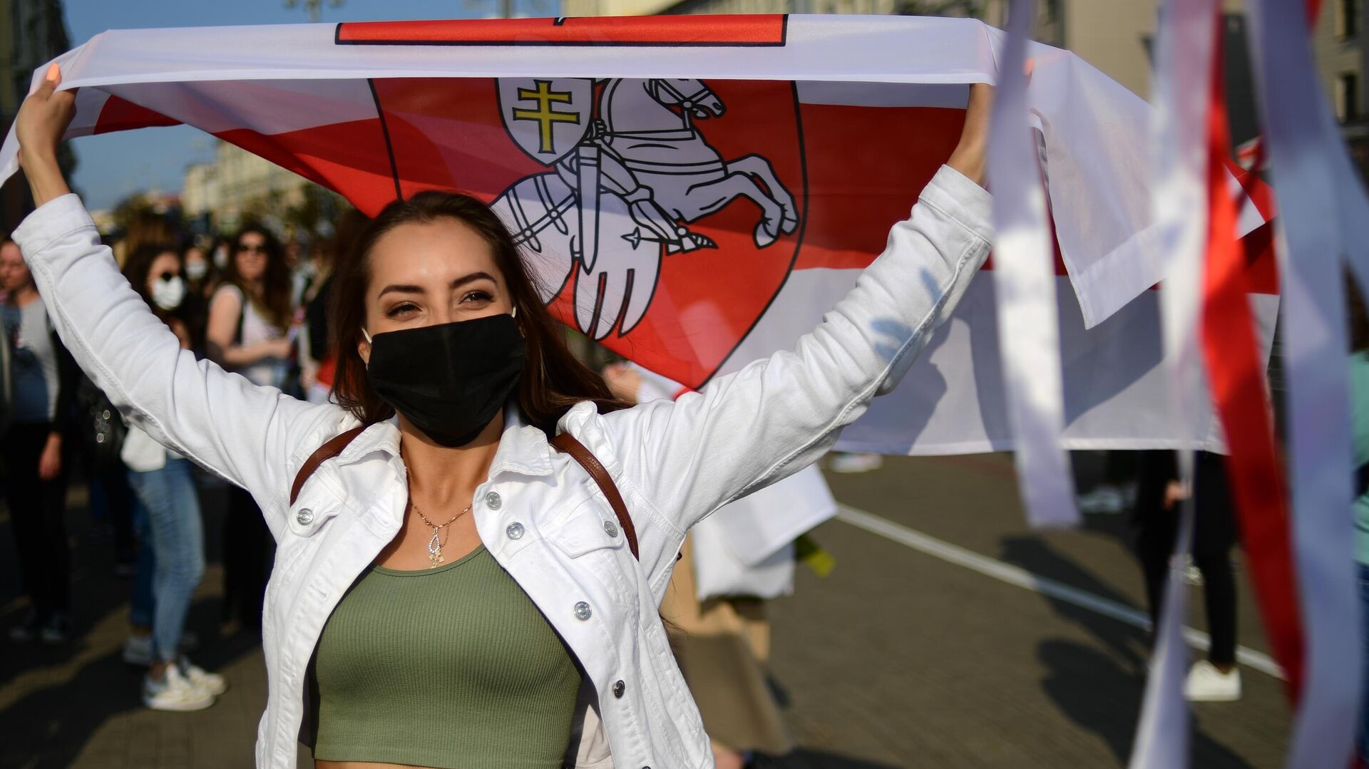 Участница несанкционированного женского марша Подруга за подругу в Минске Участница несанкционированного женского марша Подруга за подругу в Минске - РИА Новости, 1920, 16.09.2020