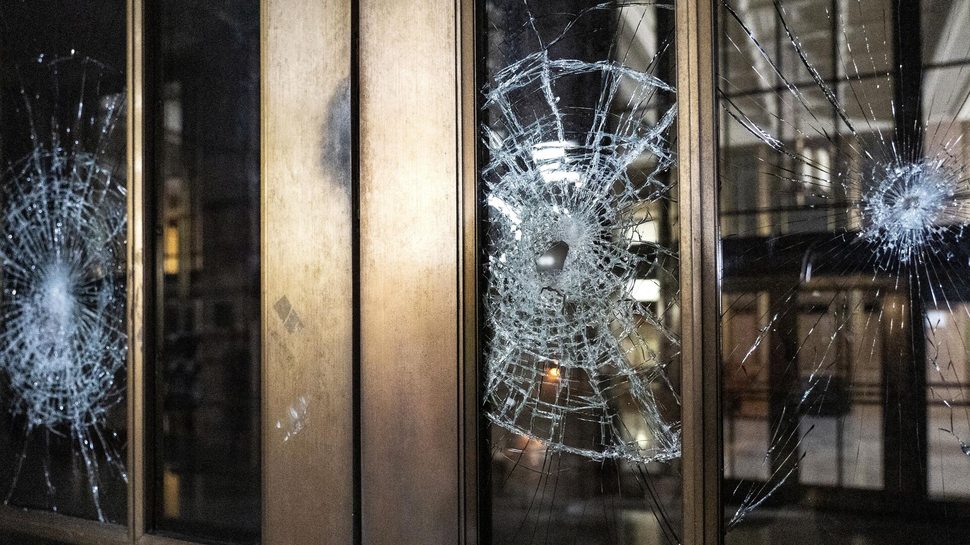 Разбитая стеклянная дверь во время акции протеста у здания суда в Портленде Разбитая стеклянная дверь во время акции протеста у здания суда в Портленде - РИА Новости, 1920, 28.10.2020