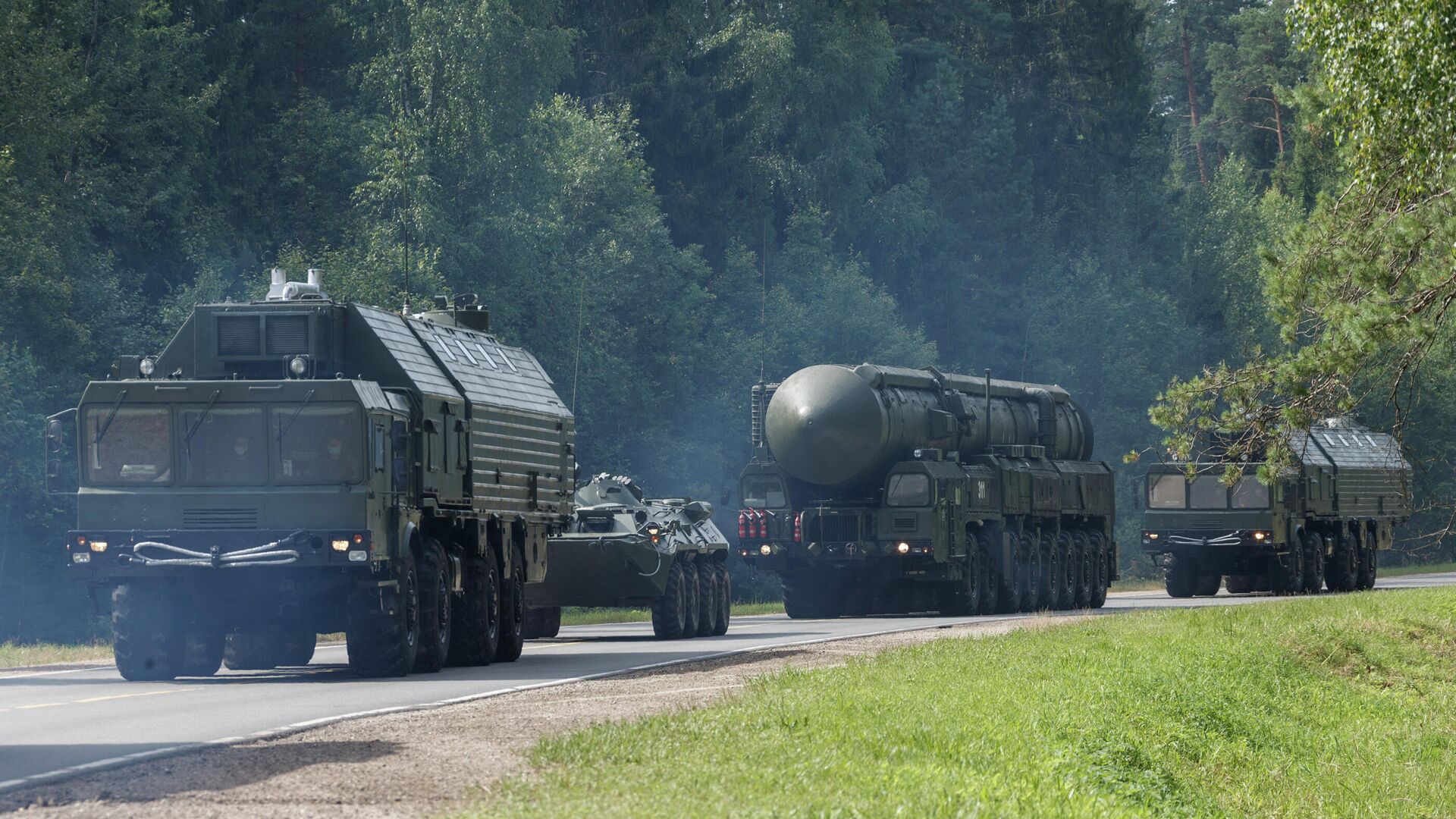 Стратегический ракетный комплекс с межконтинентальной баллистической ракетой мобильного базирования ПГРК Ярс Стратегический ракетный комплекс с межконтинентальной баллистической ракетой мобильного базирования ПГРК Ярс - РИА Новости, 1920, 16.10.2020