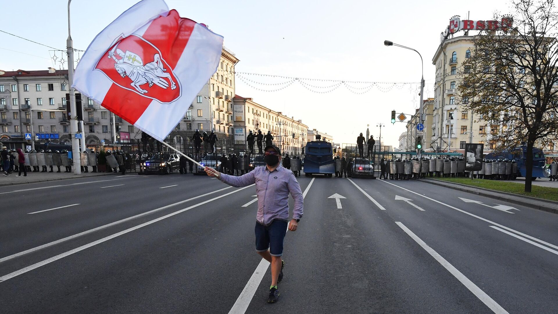 Участник и сотрудники правоохранительных органов во время акции протеста Марш справедливости в Минске Участник и сотрудники правоохранительных органов во время акции протеста Марш справедливости в Минске - РИА Новости, 1920, 23.09.2020