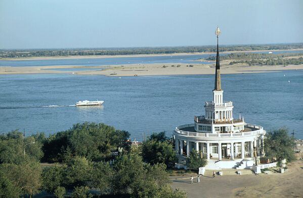 Ресторан Маяк на берегу реки Волги в Волгограде. Ресторан Маяк на берегу реки Волги в Волгограде.