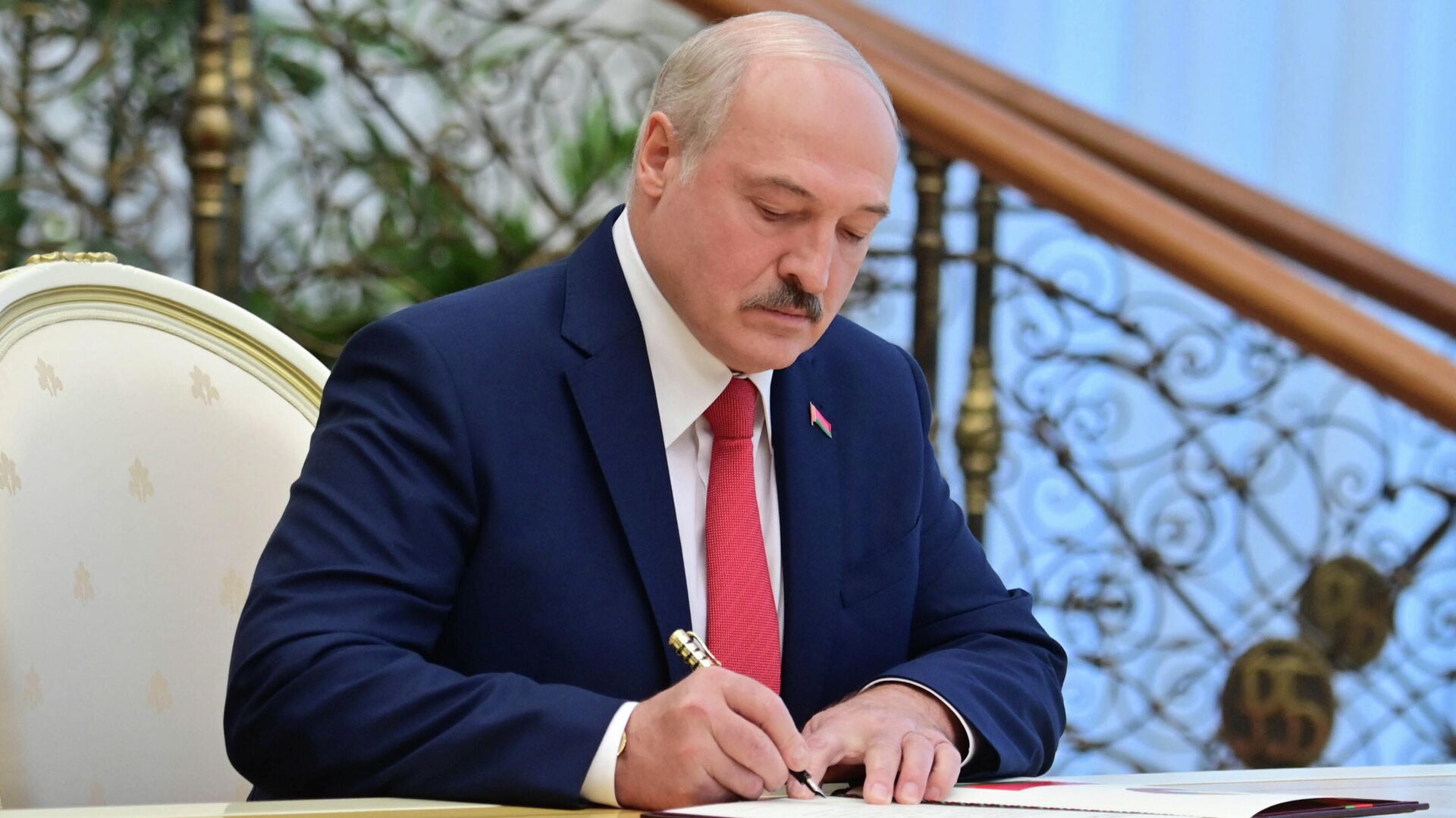 Президент Белоруссии Александр Лукашенко на церемонии инаугурации в Минске Президент Белоруссии Александр Лукашенко на церемонии инаугурации в Минске - РИА Новости, 1920, 10.01.2021