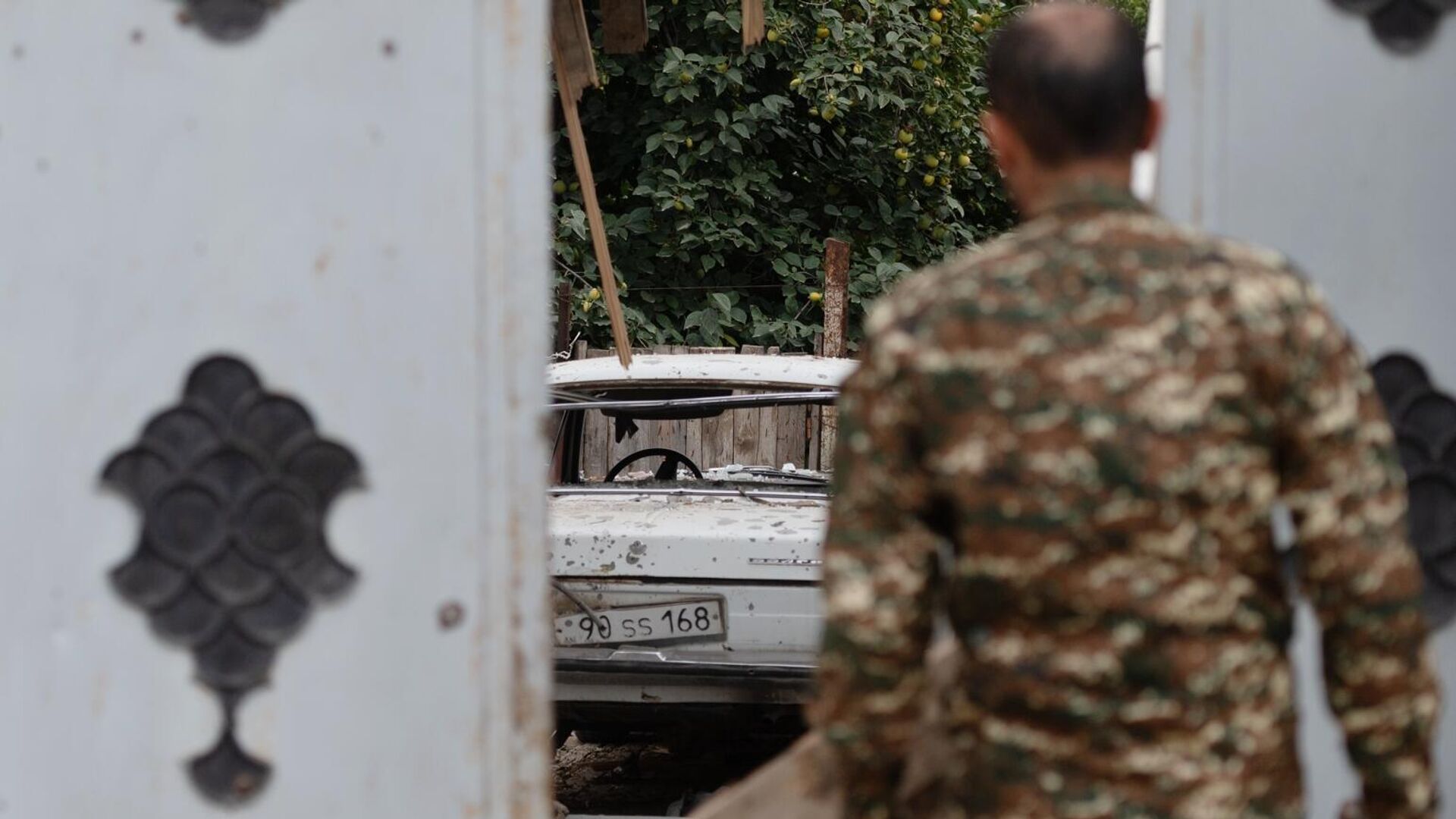Двор с автомобилем у пострадавшего после обстрелов дома в городе Мартуни непризнанной Нагорно-Карабахской Республики Двор с автомобилем у пострадавшего после обстрелов дома в городе Мартуни непризнанной Нагорно-Карабахской Республики - РИА Новости, 1920, 28.09.2020