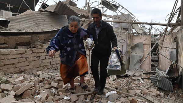 Жители дома, разрушенного в результате обстрела города Гянджа Жители дома, разрушенного в результате обстрела города Гянджа