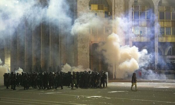 Сотрудники правоохранительных органов во время акции протеста в Бишкеке Сотрудники правоохранительных органов во время акции протеста в Бишкеке