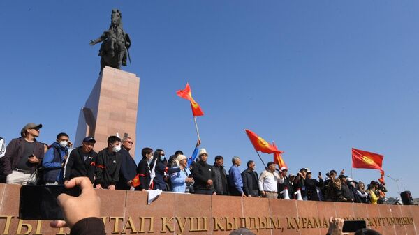 Участники акции протеста в Бишкеке Участники акции протеста в Бишкеке