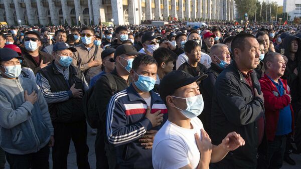 Участники акции протеста в Бишкеке Участники акции протеста в Бишкеке