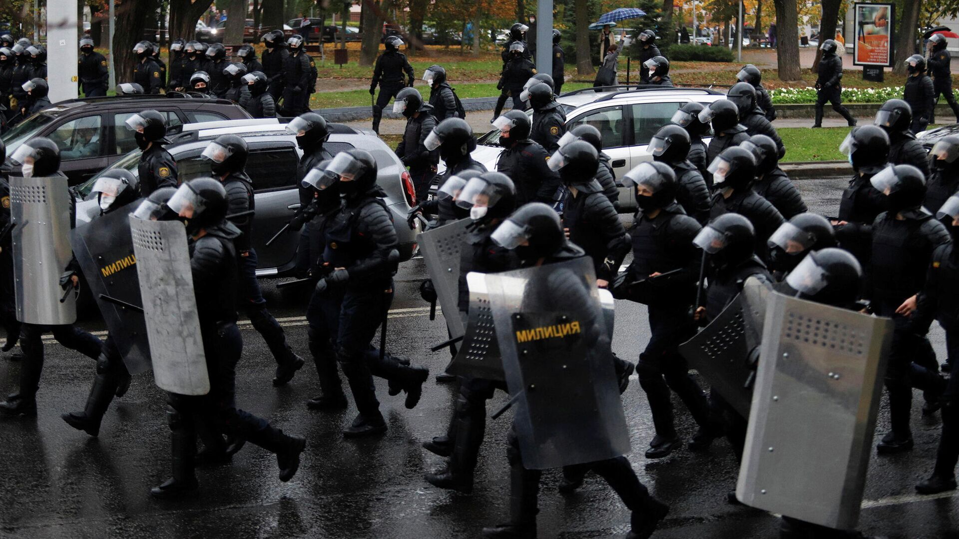 Сотрудники правоохранительных органов во время митинга оппозиции в Минске. 11 октября 2020 Сотрудники правоохранительных органов во время митинга оппозиции в Минске. 11 октября 2020 - РИА Новости, 1920, 11.10.2020