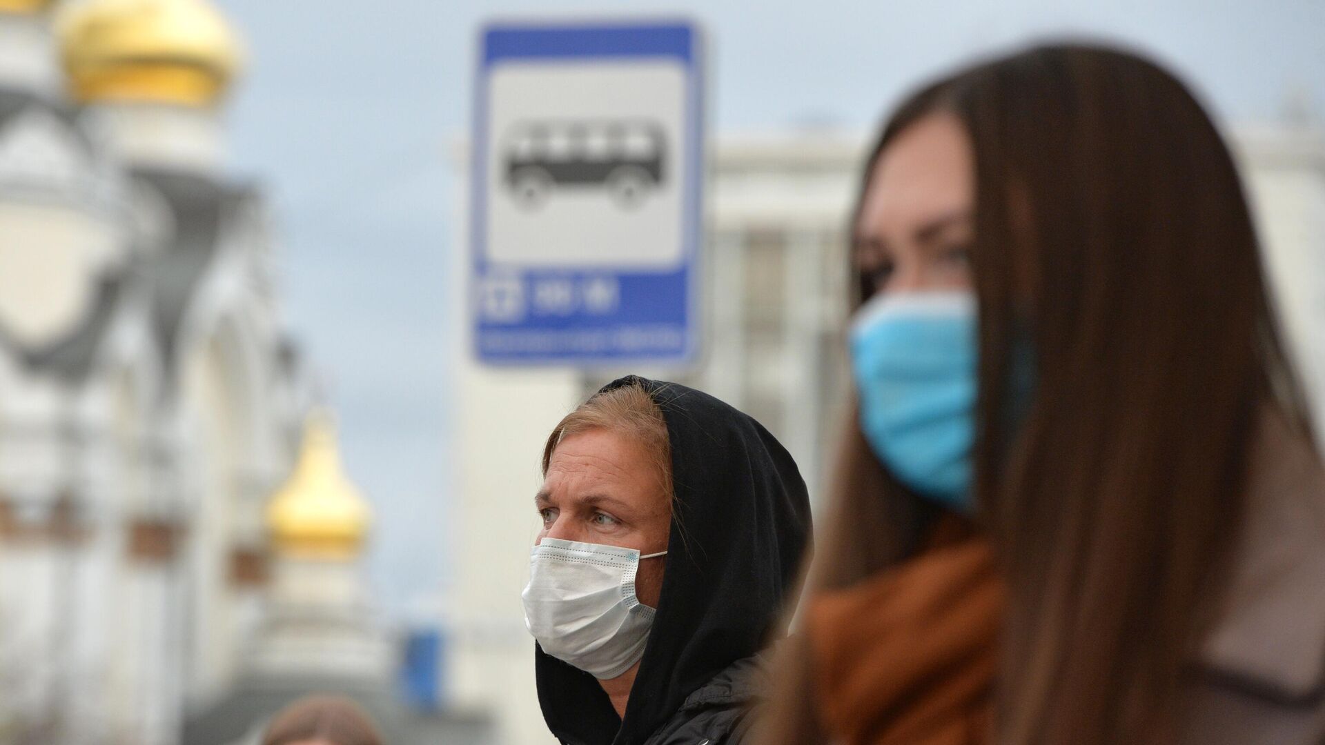 Люди в защитных масках на остановке общественного транспорта в Екатеринбурге Люди в защитных масках на остановке общественного транспорта в Екатеринбурге - РИА Новости, 1920, 23.10.2020