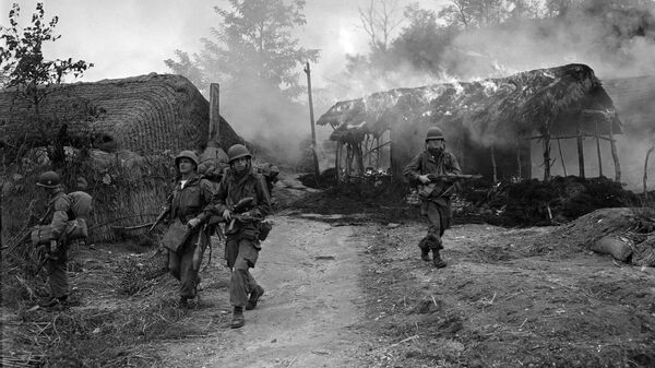 Корейская война. Американские военные в Сукчене, Северная Корея. 20 октября 1950 года Корейская война. Американские военные в Сукчене, Северная Корея. 20 октября 1950 года