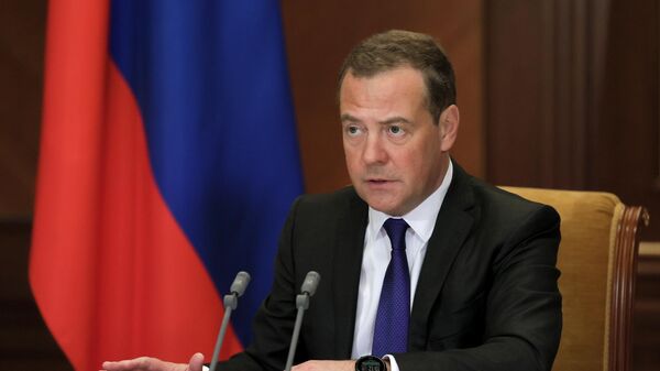 Медведев призвал помогать странам вакциной от COVID-19 вне политики