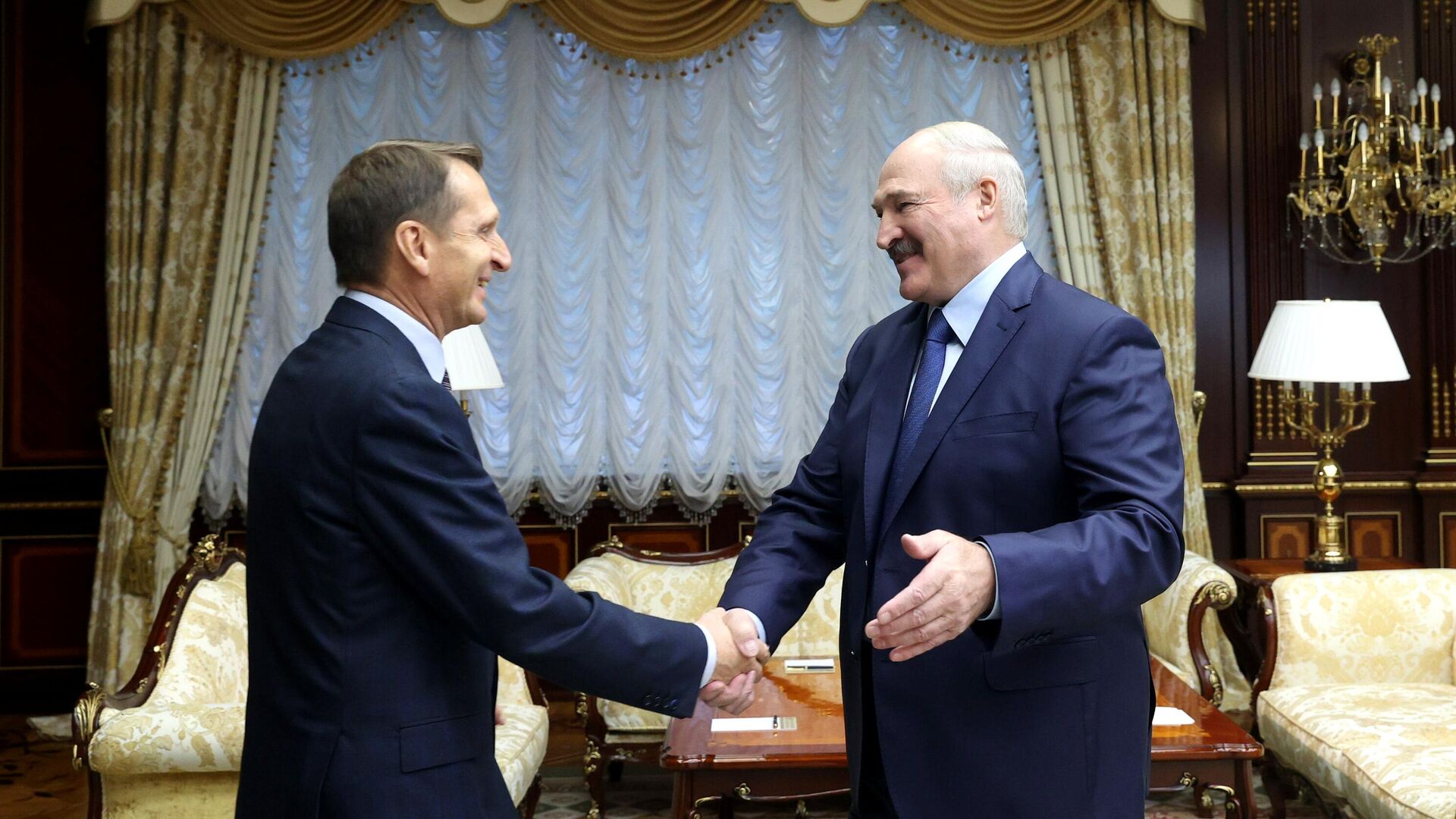 Президент Белоруссии Александр Лукашенко во время встречи с директором Службы внешней разведки РФ Сергеем Нарышкиным в Минске Президент Белоруссии Александр Лукашенко во время встречи с директором Службы внешней разведки РФ Сергеем Нарышкиным в Минске - РИА Новости, 1920, 22.10.2020