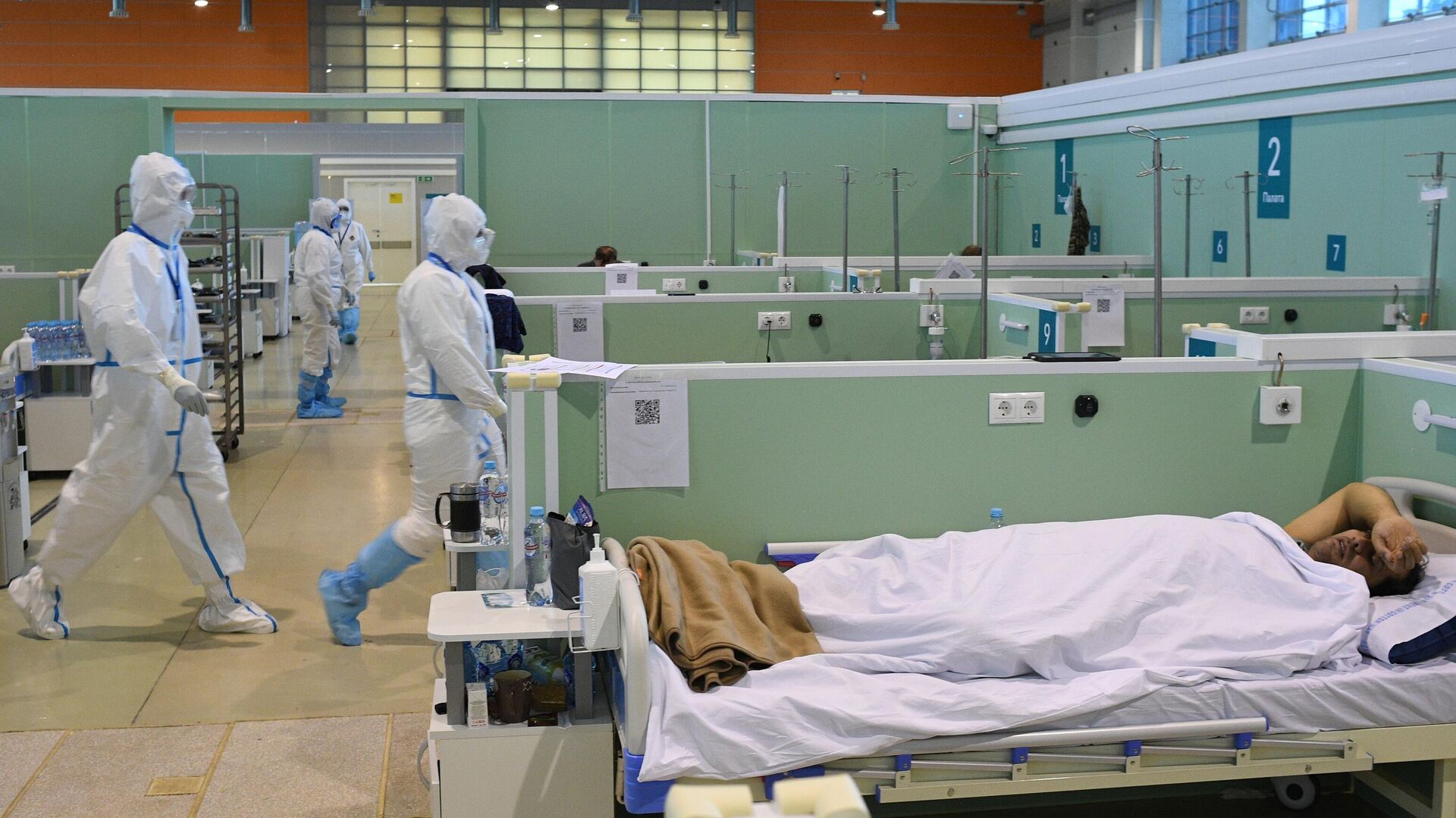 Медицинские работники и пациент во временном госпитале COVID-19 на ВДНХ в Москве Медицинские работники и пациент во временном госпитале COVID-19 на ВДНХ в Москве - РИА Новости, 1920, 13.06.2021