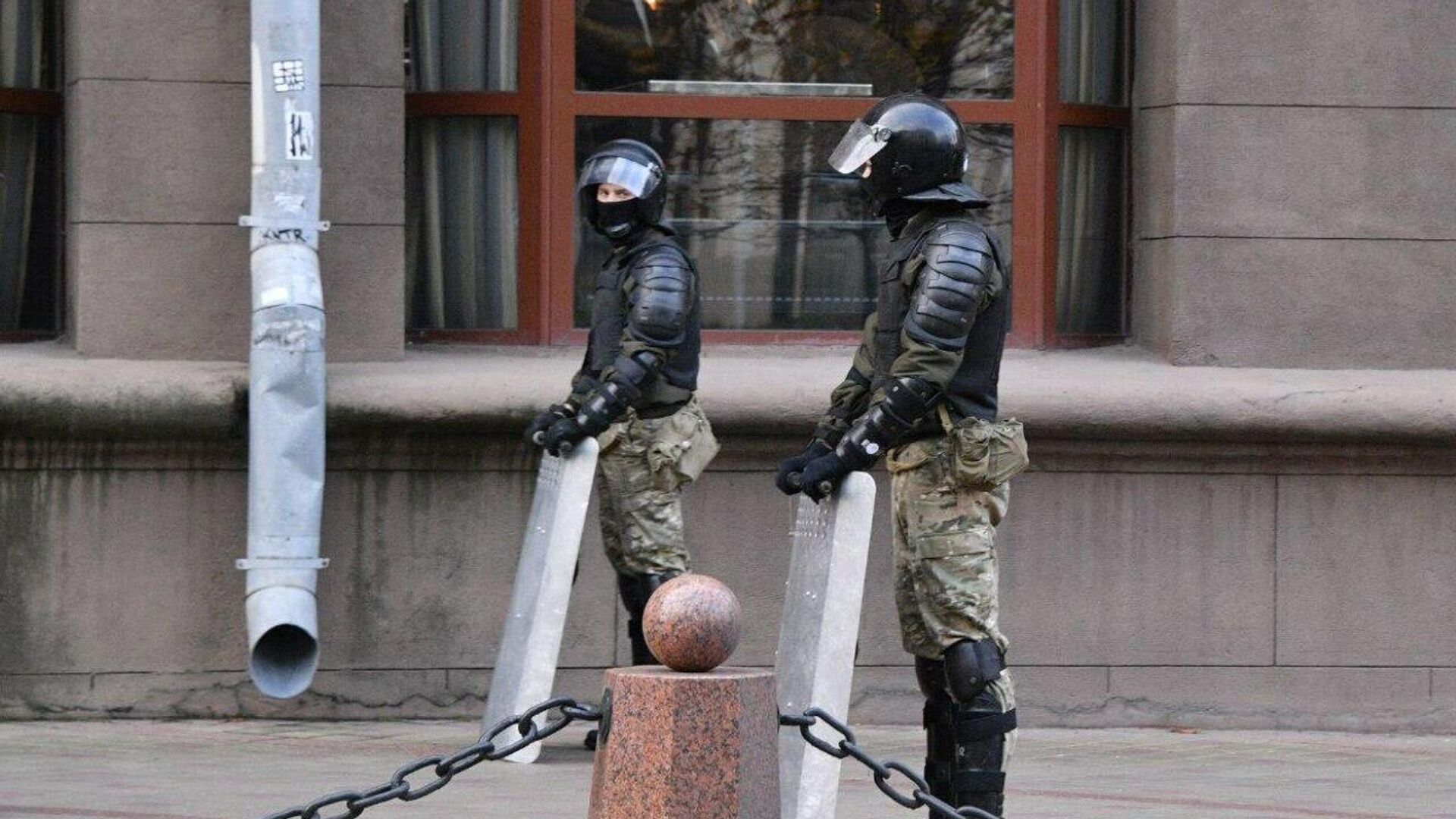 Сотрудники правоохранительных органов Белоруссии перед началом акции оппозиции в Минске Сотрудники правоохранительных органов Белоруссии перед началом акции оппозиции в Минске - РИА Новости, 1920, 07.11.2020