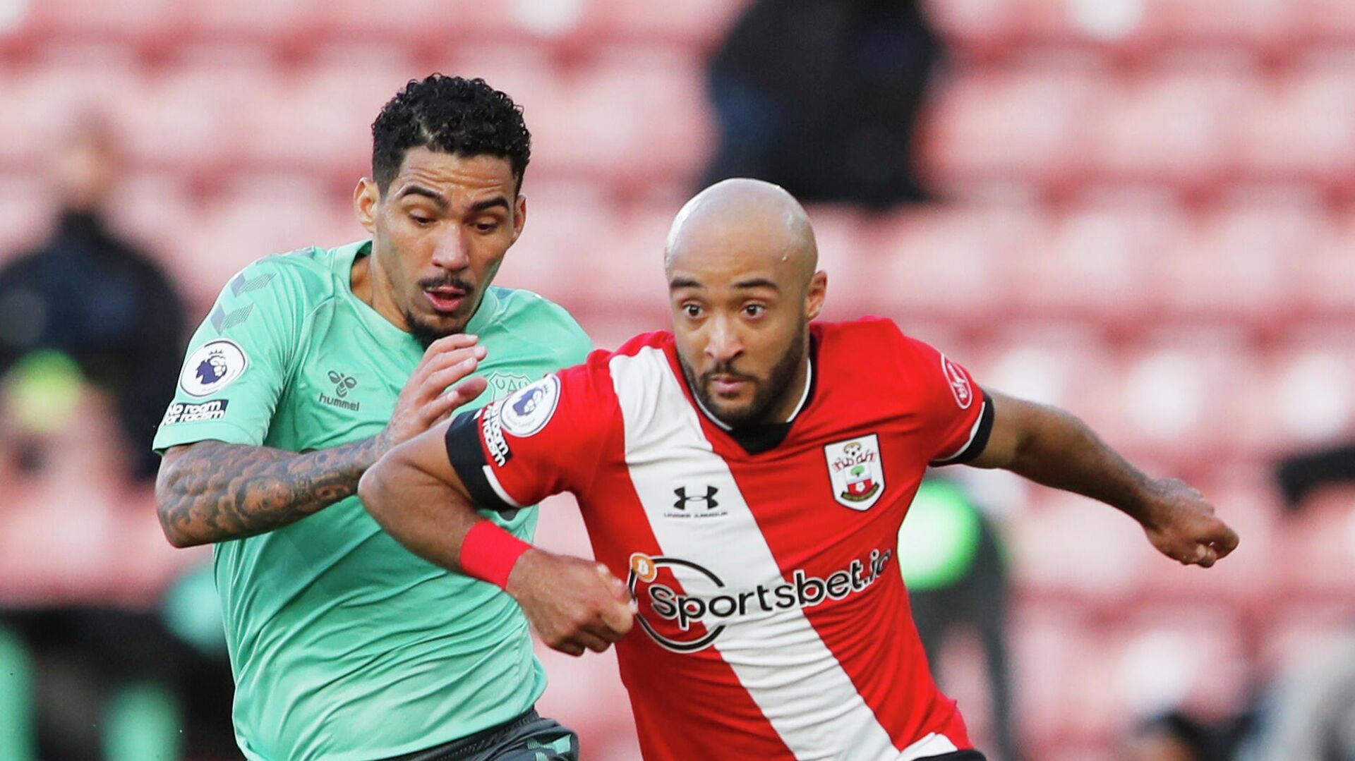 Soccer Football - Premier League - Southampton v Everton - St Mary's Stadium, Southampton, Britain - October 25, 2020 Everton's Allan in action with Southampton's Nathan Redmond Pool via REUTERS/Frank Augstein EDITORIAL USE ONLY. No use with unauthorized audio, video, data, fixture lists, club/league logos or 'live' services. Online in-match use limited to 75 images, no video emulation. No use in betting, games or single club /league/player publications. Please contact your account representative for further details. Soccer Football - Premier League - Southampton v Everton - St Mary's Stadium, Southampton, Britain - October 25, 2020 Everton's Allan in action with Southampton's Nathan Redmond Pool via REUTERS/Frank Augstein EDITORIAL USE ONLY. No use with unauthorized audio, video, data, fixture lists, club/league logos or 'live' services. Online in-match use limited to 75 images, no video emulation. No use in betting, games or single club /league/player publications. Please contact your account representative for further details. - РИА Новости, 1920, 25.10.2020