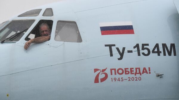 Капитан Александр Лешкевич в кабине самолета Ту-154 авиакомпании Алроса на перроне в аэропорту Толмачево в Новосибирске Капитан Александр Лешкевич в кабине самолета Ту-154 авиакомпании Алроса на перроне в аэропорту Толмачево в Новосибирске