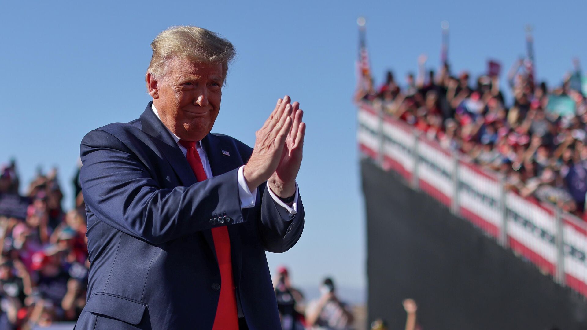 Президент США Дональд Трамп во время встречи со сторонниками в Аризоне Президент США Дональд Трамп во время встречи со сторонниками в Аризоне - РИА Новости, 1920, 02.11.2020