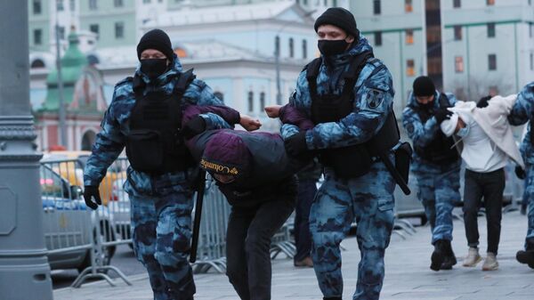 У французского посольства в Москве задержали около десяти человек
