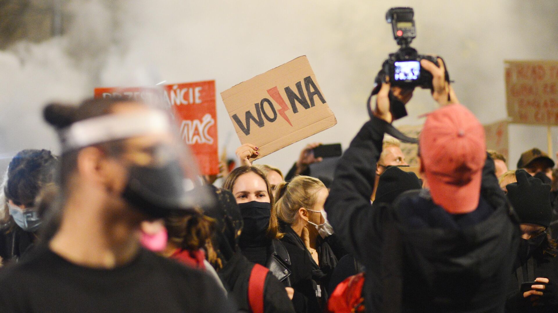 Участники акции протеста против ужесточения законодательства об абортах в Польше Участники акции протеста против ужесточения законодательства об абортах в Польше - РИА Новости, 1920, 03.11.2020