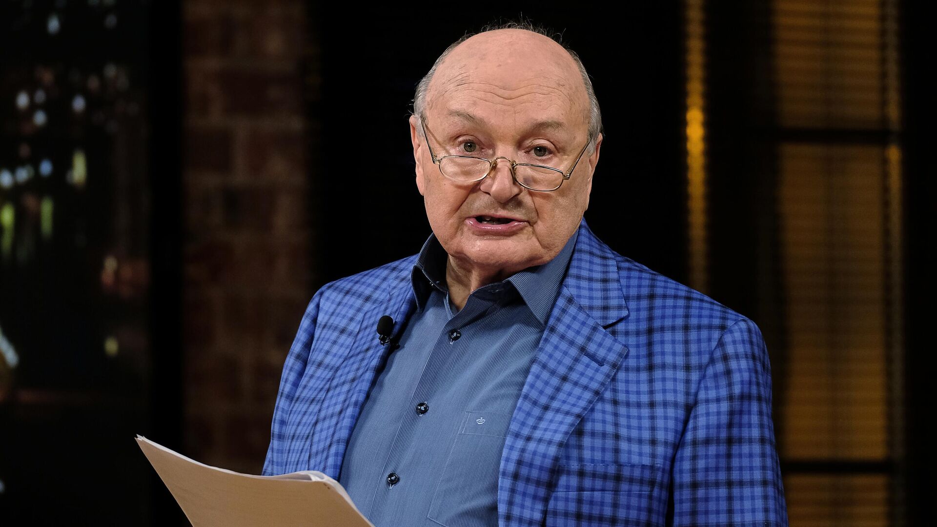 Писатель-сатирик Михаил Жванецкий на записи программы Дежурный по стране для эфира телеканала Россия Писатель-сатирик Михаил Жванецкий на записи программы Дежурный по стране для эфира телеканала Россия - РИА Новости, 1920, 06.11.2020
