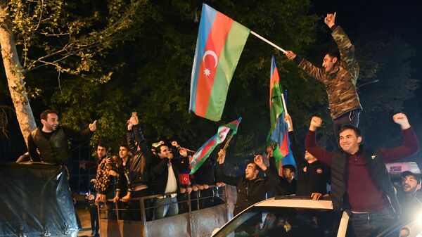 Люди на улицах Менгечивира радуются прекращению огня в Нагорном Карабахе Люди на улицах Менгечивира радуются прекращению огня в Нагорном Карабахе