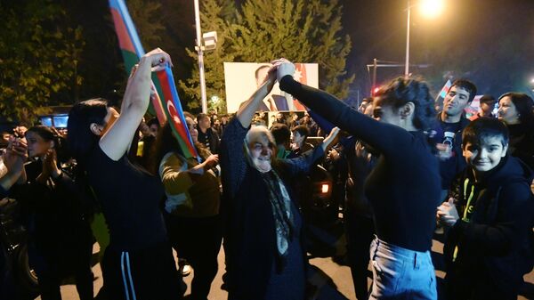 Люди на улицах Менгечивира радуются прекращению огня в Нагорном Карабах Люди на улицах Менгечивира радуются прекращению огня в Нагорном Карабах
