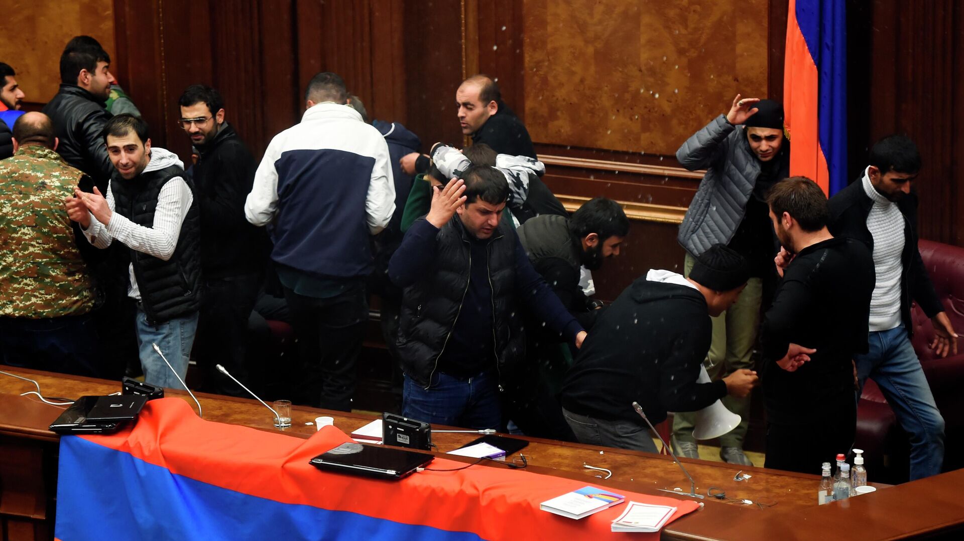 Участники акции протеста в одном из залов в здании парламента Армении в Ереване Участники акции протеста в одном из залов в здании парламента Армении в Ереване - РИА Новости, 1920, 02.12.2020