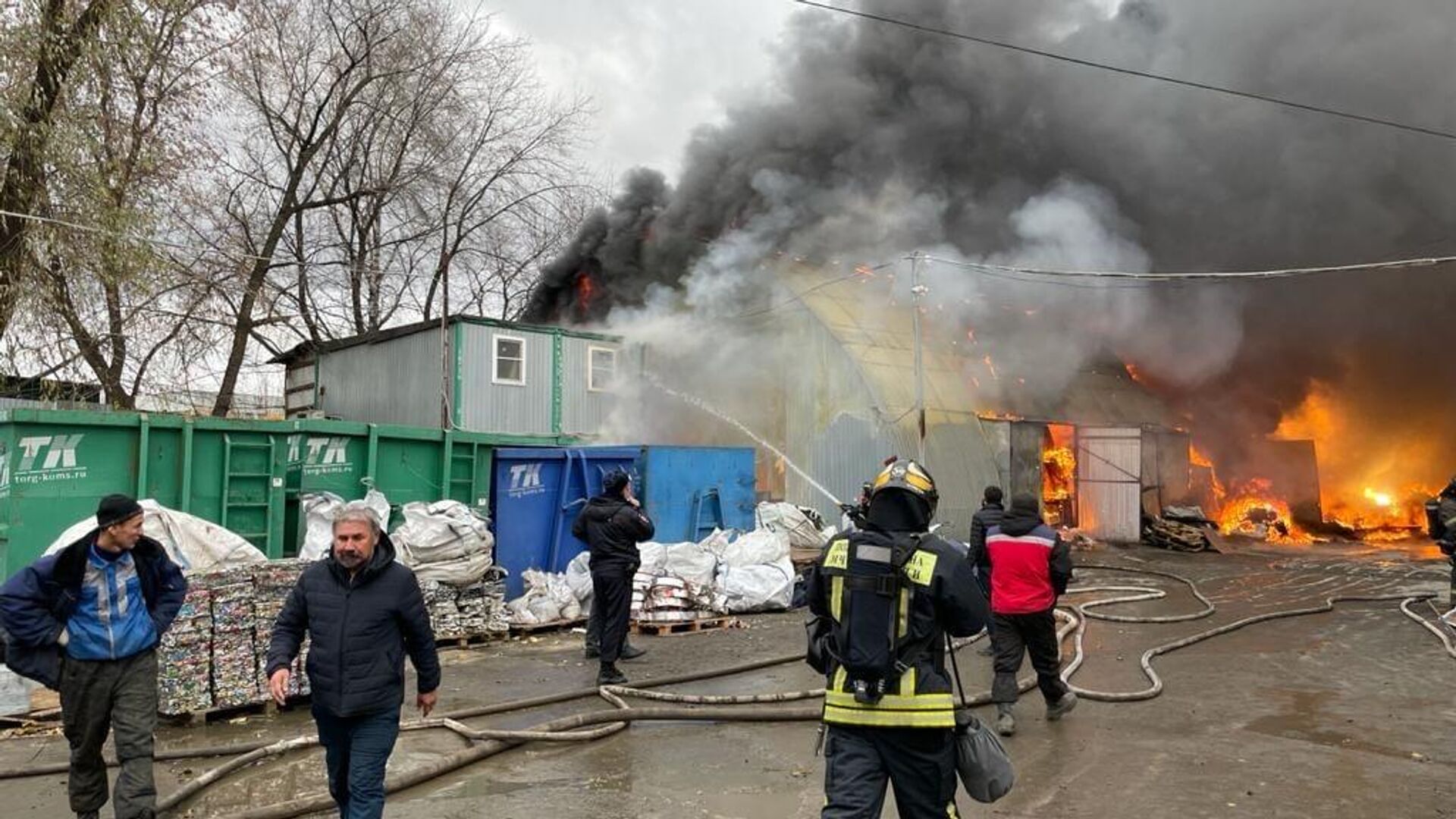 Пожар дома москва сегодня. Пожар на Юго востоке Москвы. Пожар на Угрешке. Пожар на Угрешской сейчас. Пожар на Юго-востоке Москвы сейчас.