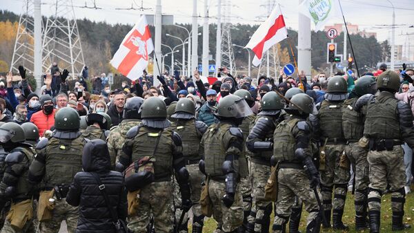 Сотрудники правоохранительных органов и участники несанкционированной акции Дзяды в Минске Сотрудники правоохранительных органов и участники несанкционированной акции Дзяды в Минске
