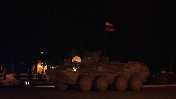 Бронемашина миротворцев, сопровождающая автобусы с беженцами из Нагорного Карабаха, вернувшимися в Степанакерт из Еревана Бронемашина миротворцев, сопровождающая автобусы с беженцами из Нагорного Карабаха, вернувшимися в Степанакерт из Еревана