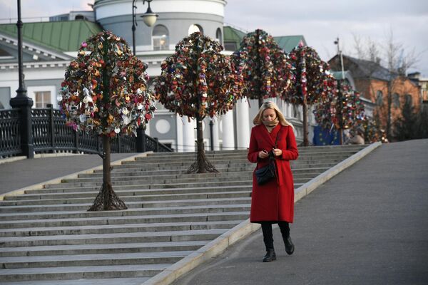 Девушка на Лужковом мосту в Москве Девушка на Лужковом мосту в Москве
