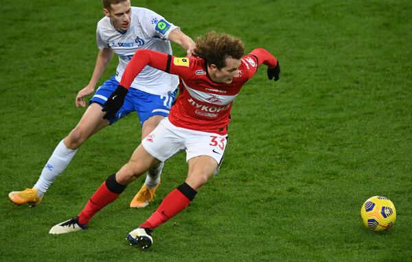 Игрок Динамо Даниил Фомин (слева) и игрок Спартака Алекс Крал Игрок Динамо Даниил Фомин (слева) и игрок Спартака Алекс Крал