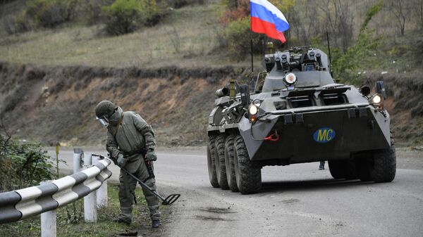 Специалист противоминного центра Минобороны РФ во время выполнения задач по инженерной разведке, разминированию местности, дорог и объектов в Карабахе Специалист противоминного центра Минобороны РФ во время выполнения задач по инженерной разведке, разминированию местности, дорог и объектов в Карабахе