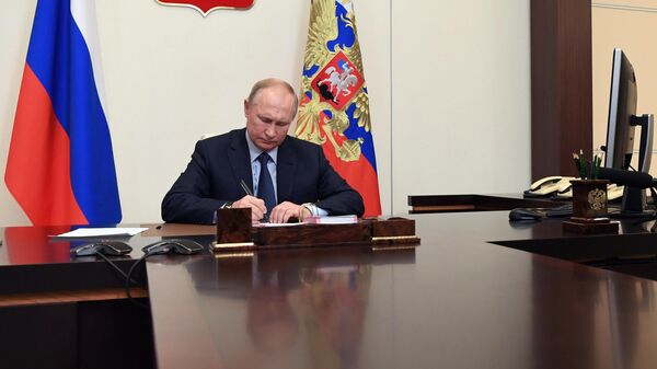 Путин обязал чиновников сообщать об отсутствии российского гражданства