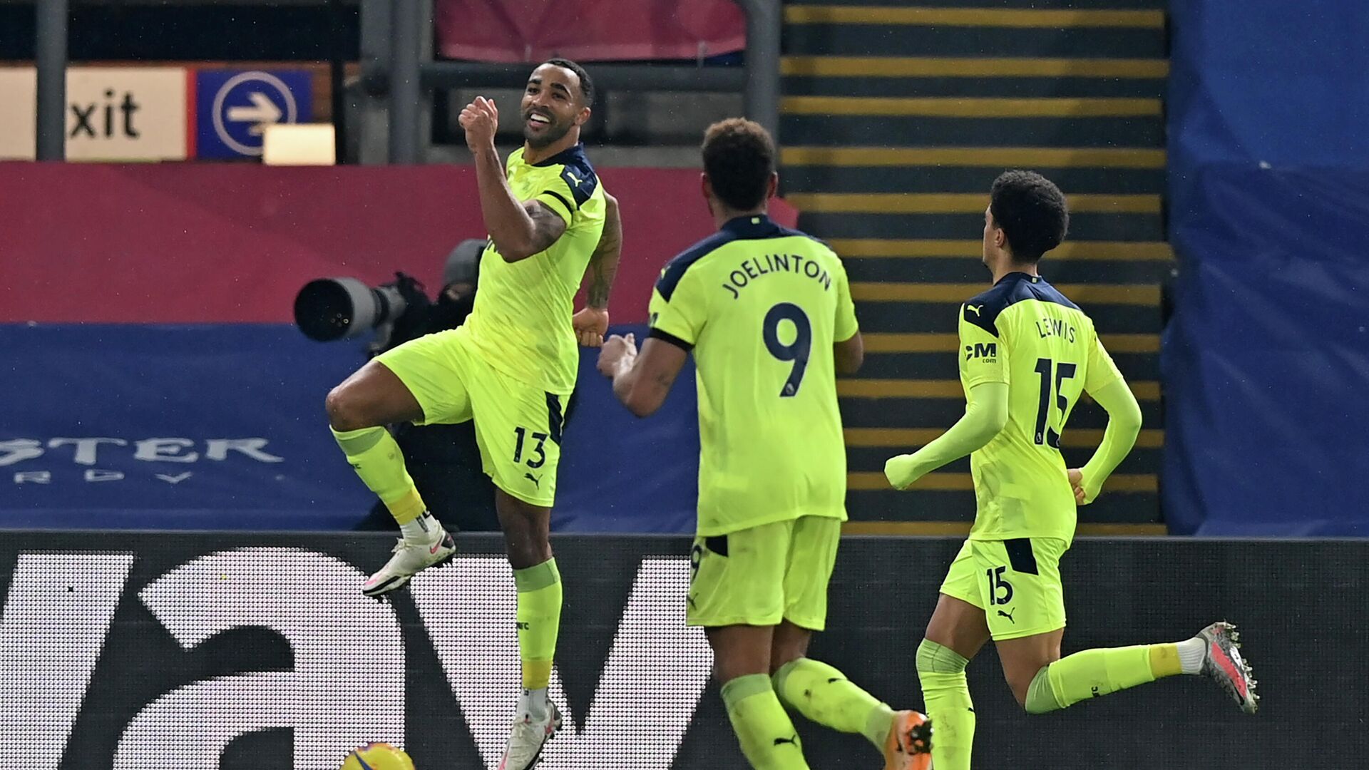 Newcastle United's English striker Callum Wilson (L) celebrates with teammates atfer scoring the opening goal of during the English Premier League football match between Crystal Palace and Newcastle United at Selhurst Park in south London on November 27, 2020. - Newcastle won the game 2-0. (Photo by DANIEL LEAL-OLIVAS / POOL / AFP) / RESTRICTED TO EDITORIAL USE. No use with unauthorized audio, video, data, fixture lists, club/league logos or 'live' services. Online in-match use limited to 120 images. An additional 40 images may be used in extra time. No video emulation. Social media in-match use limited to 120 images. An additional 40 images may be used in extra time. No use in betting publications, games or single club/league/player publications. / Newcastle United's English striker Callum Wilson (L) celebrates with teammates atfer scoring the opening goal of during the English Premier League football match between Crystal Palace and Newcastle United at Selhurst Park in south London on November 27, 2020. - Newcastle won the game 2-0. (Photo by DANIEL LEAL-OLIVAS / POOL / AFP) / RESTRICTED TO EDITORIAL USE. No use with unauthorized audio, video, data, fixture lists, club/league logos or 'live' services. Online in-match use limited to 120 images. An additional 40 images may be used in extra time. No video emulation. Social media in-match use limited to 120 images. An additional 40 images may be used in extra time. No use in betting publications, games or single club/league/player publications. / - РИА Новости, 1920, 28.11.2020