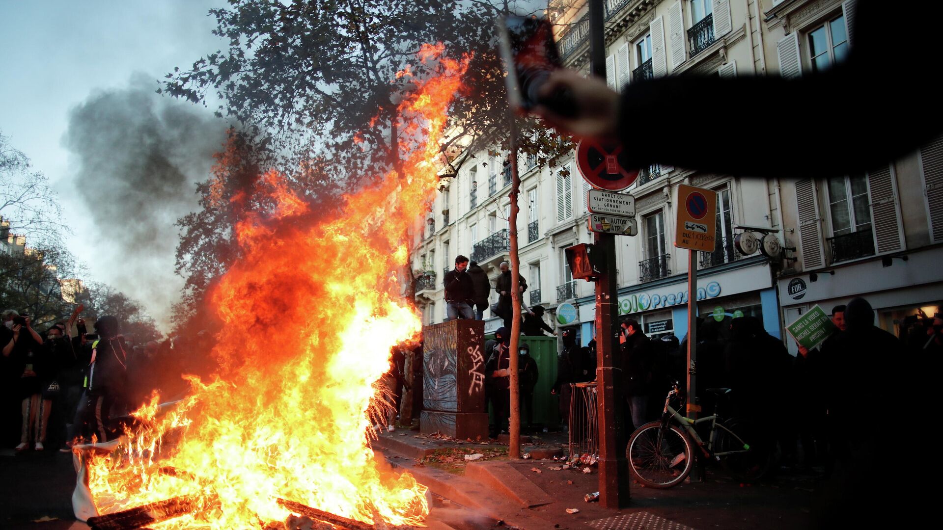 В Париже на акции протеста начались беспорядки - РИА Новости, 28.11.2020