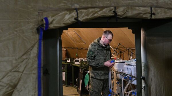 Российский военнослужащий проводит монтаж оборудования на территории мобильного полевого госпиталя неподалеку от Степанакерта Российский военнослужащий проводит монтаж оборудования на территории мобильного полевого госпиталя неподалеку от Степанакерта