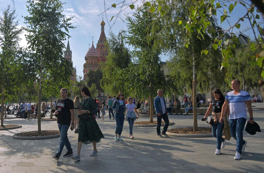 Прохожие в природно-ландшафтном парке Зарядье в Москве Прохожие в природно-ландшафтном парке Зарядье в Москве