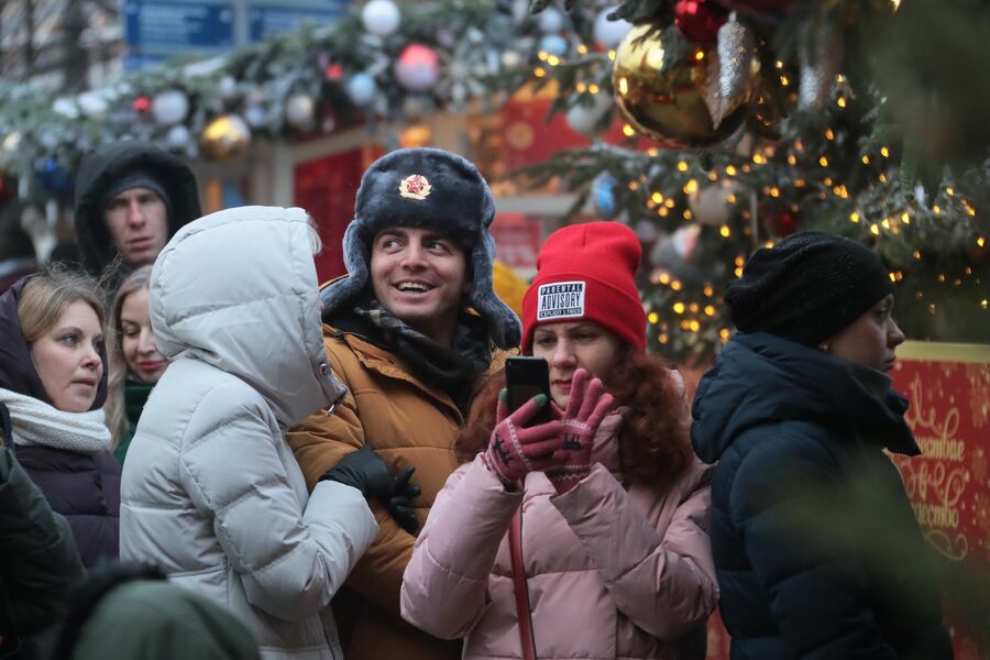 Иностранные туристы на фестивале Путешествие в Рождество в Москве Иностранные туристы на фестивале Путешествие в Рождество в Москве