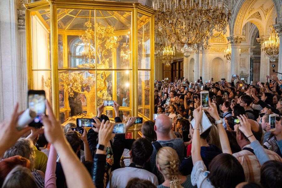 Туристы фотографируют часы Павлин в Государственном Эрмитаже в Санкт-Петербурге Туристы фотографируют часы Павлин в Государственном Эрмитаже в Санкт-Петербурге