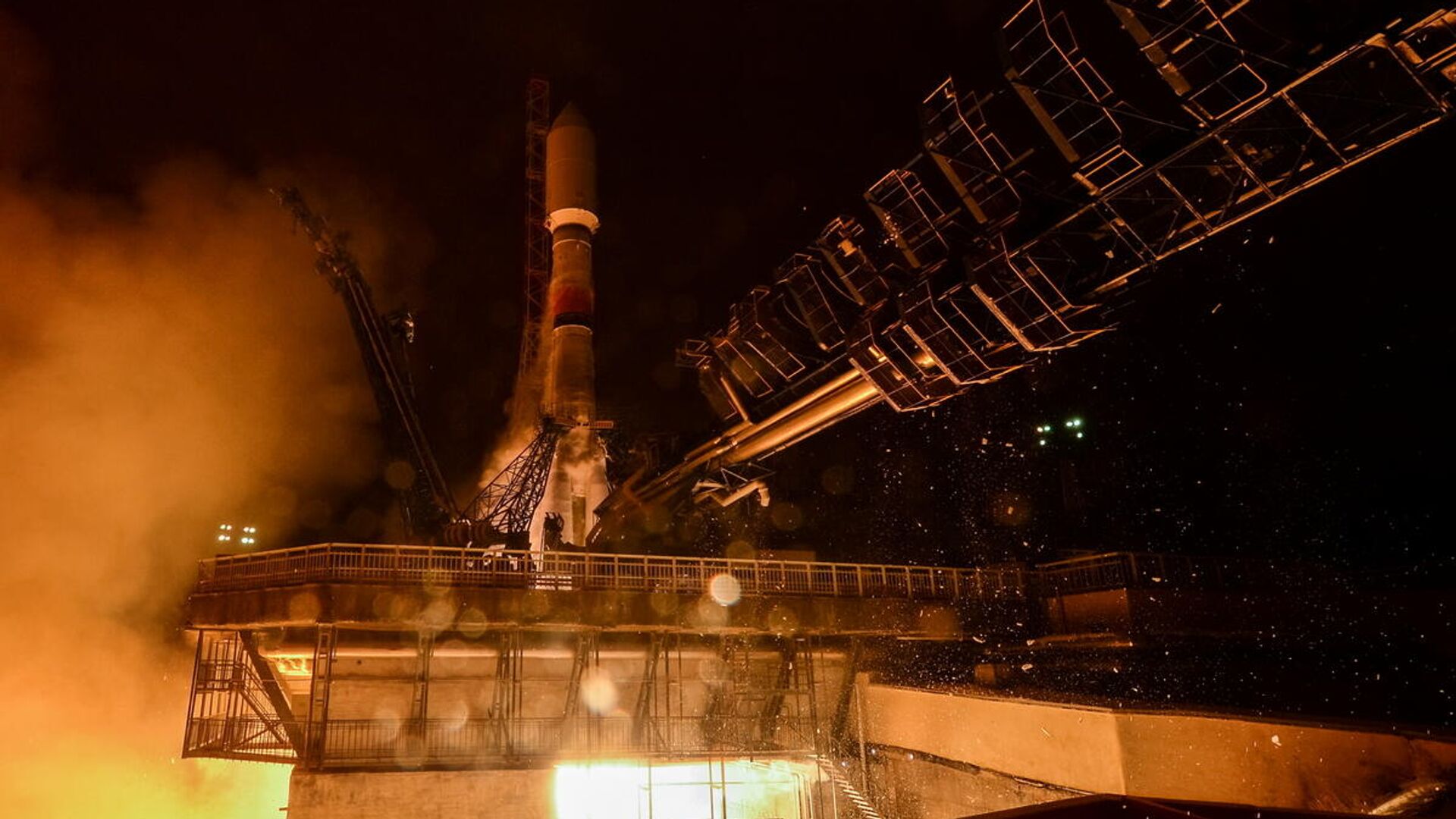 Старт ракеты-носителя Союз-2.1б со спутником связи Гонец-М с космодрома Плесецк Старт ракеты-носителя Союз-2.1б со спутником связи Гонец-М с космодрома Плесецк - РИА Новости, 1920, 04.12.2020