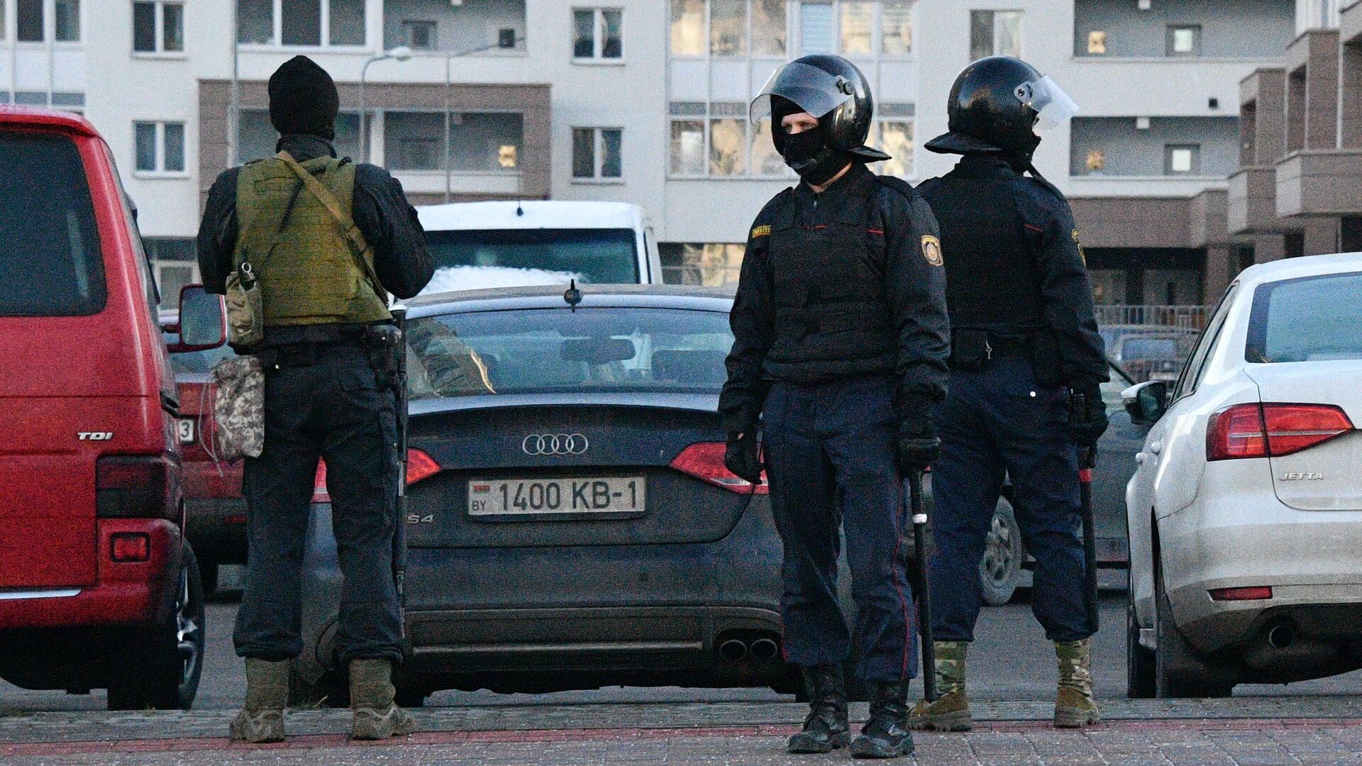 Сотрудники правоохранительных органов во время задержания людей, подозреваемых в участии в акции протеста в Минске Сотрудники правоохранительных органов во время задержания людей, подозреваемых в участии в акции протеста в Минске - РИА Новости, 1920, 07.12.2020