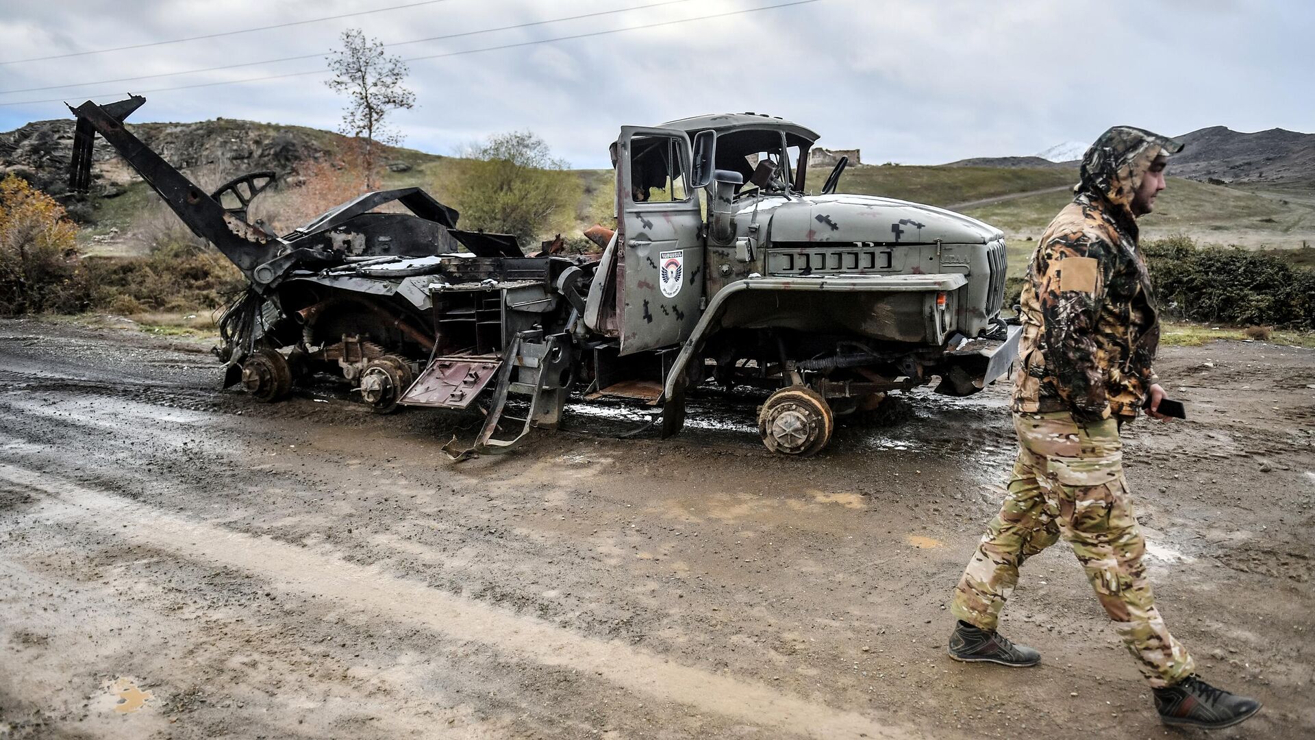 Сгоревший армянский военный автомобиль на окраине Джабраила Сгоревший армянский военный автомобиль на окраине Джабраила - РИА Новости, 1920, 09.12.2020