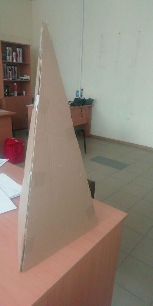Картонный каркас для елки из трех равнобедренных треугольников Картонный каркас для елки из трех равнобедренных треугольников