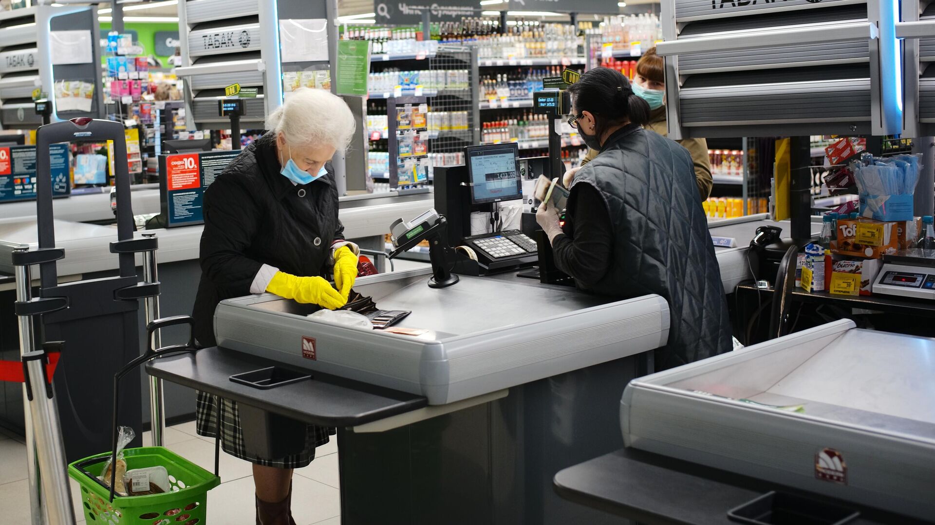 Покупатель оплачивает покупки на кассе в супермаркете Перекресток Покупатель оплачивает покупки на кассе в супермаркете Перекресток - РИА Новости, 1920, 13.05.2021